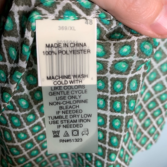 Two By Vince Camuto Sleeveless Button Down - Picture 3 of 5